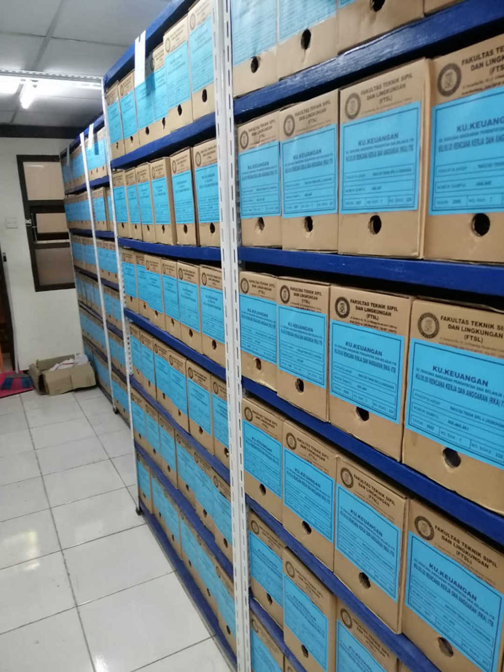 Berkas rapi di rak setelah penataan